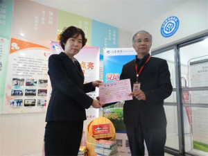 江苏银行朝阳支行的党员志愿者募捐:捐出一本