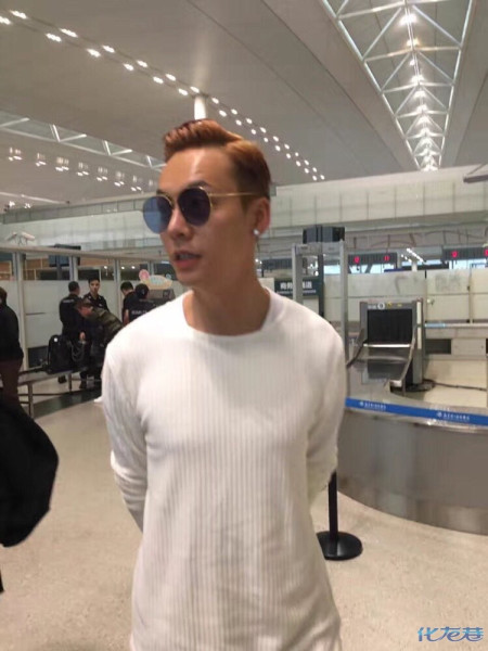 常州网友巧遇陈伟霆!正好去路口机场送老婆孩