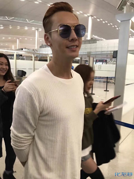 常州网友巧遇陈伟霆!正好去路口机场送老婆孩