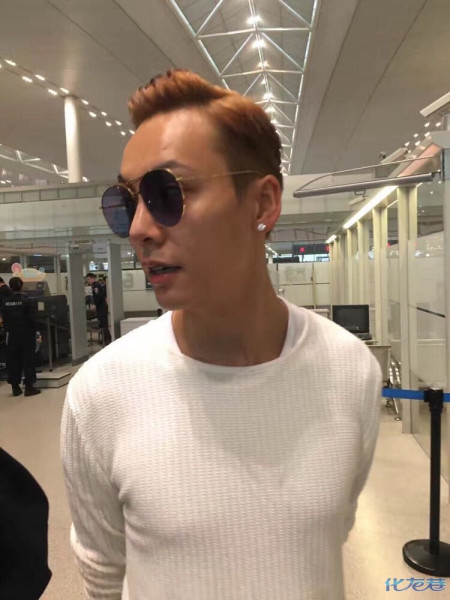 常州网友巧遇陈伟霆!正好去路口机场送老婆孩