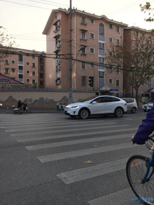 今天在街上有人开特斯拉SUV了,厉害了,常州人