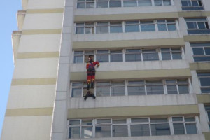 河南一名消防员用脚踹人竟获得群众热烈的掌声