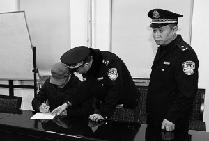 揭红通79号储士林被劝返全程,涉贪污4000万