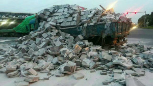 新省道122春江段清晨发生两起卡车相撞事故,现