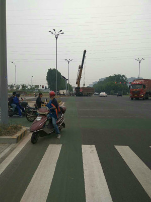 新省道122春江段清晨发生两起卡车相撞事故,现