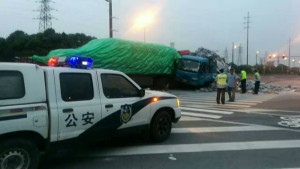 新省道122春江段清晨发生两起卡车相撞事故,现