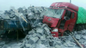 新省道122春江段清晨发生两起卡车相撞事故,现