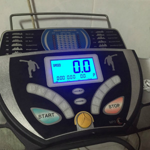 转让8成新跑步机一台,880便宜卖,可以连接MP