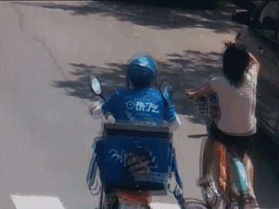 一外卖小哥在骑行送餐车的路上,用手摸过路女子的胸部