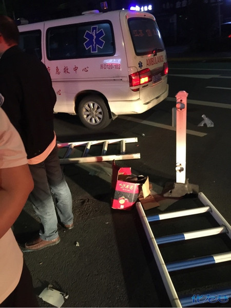 电动车酒驾了怎么办?!伤者蜷缩在地,手臂、脸