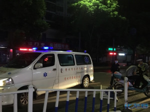 电动车酒驾了怎么办?伤者蜷缩在地,手臂、脸上