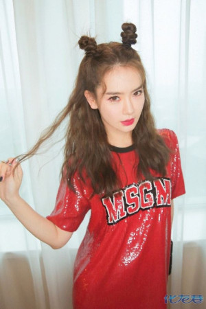 9月27日,戚薇工作室在微博晒了一组戚薇表态某