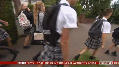 英国中学禁止男生穿短裤上课,男生纷纷穿短裙以示抗议