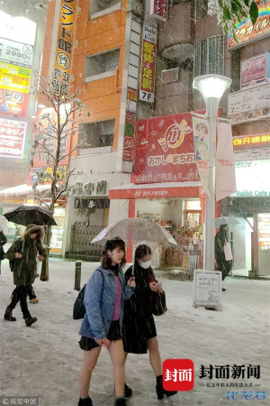 东京大雪交通混乱,高中女生,光着大腿在雪地上