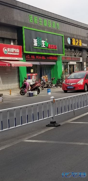 这家超市的卖菜阿姨态度不好,自称是老板娘,还