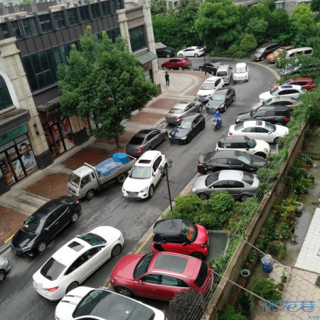 怎么都无法形容万达的物业!小区门卫打人,各种