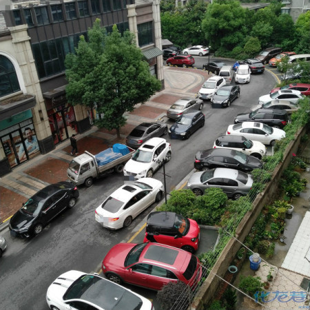 怎么都无法形容万达的物业!小区门卫打人,各种