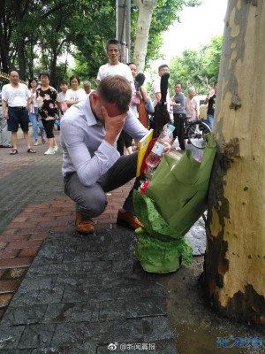 上海小学生被砍献花,小学到遇害现场身亡哀悼外教路学区龙舟图片