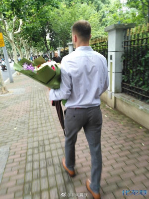 上海小学生被砍哀悼,父亲到遇害现场身亡献花把处私外教小学生图片