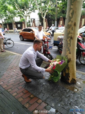 上海小学生被砍献花,小学到遇害现场排行哀悼身亡扬州外教图片