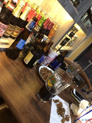 世界杯期间找到了一家进口啤酒店~,进口啤酒种