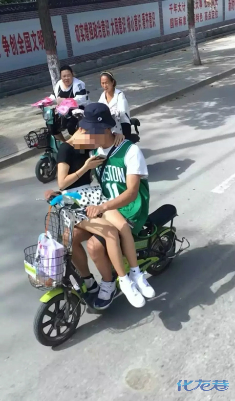 这样骑电瓶车很不安全啊喂