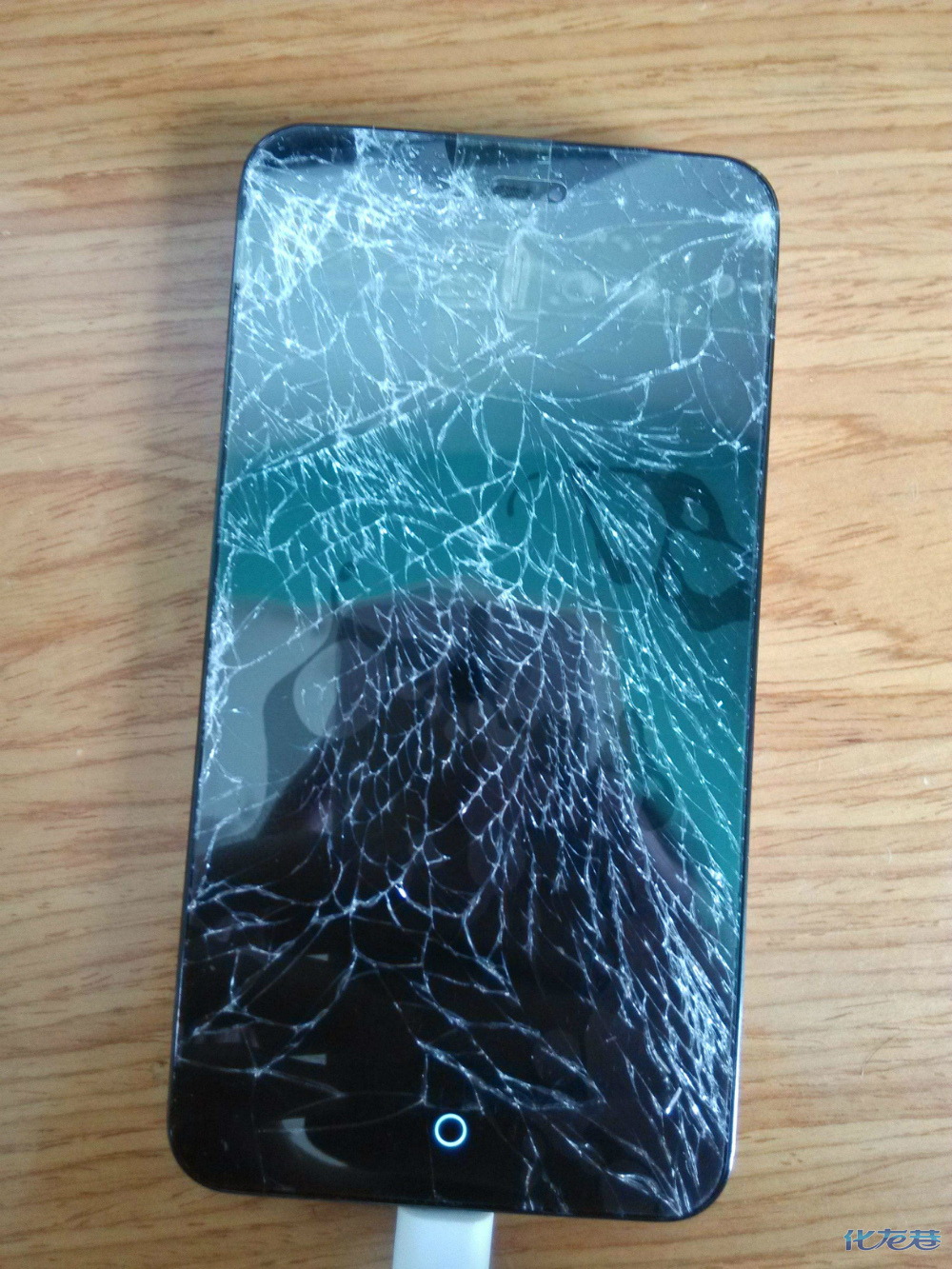 苹果新款才发布一天,老婆的安卓手机就摔爆了,你说这