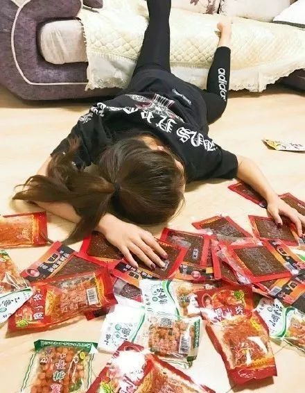 这组炫富照爆红网络!他们摔倒的原因是…一群男人的摆