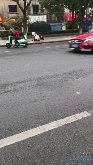 扯头发、扒衣服…星园路两女子打架,路人都看