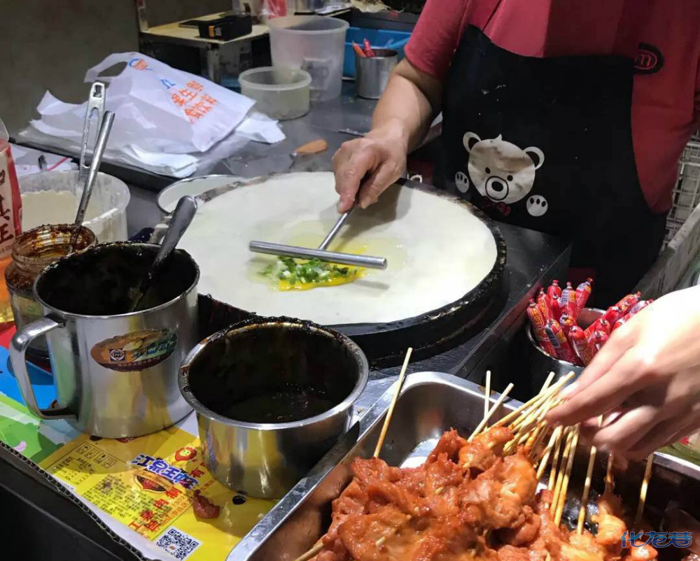 完全是小时候鸡蛋饼的味道,老街里的小摊,满满的都是