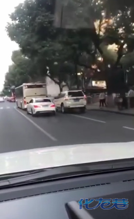 常州这位奔驰车主这么拽?路口与一SUV上演斗