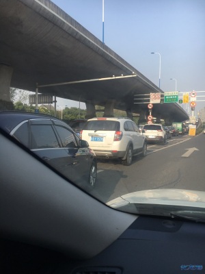 堵堵堵,上面堵,下面堵!大早上开车,堵在路上真的很心焦!