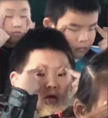 现在的小孩太难教了,用生命在做眼保健操的小学生们!