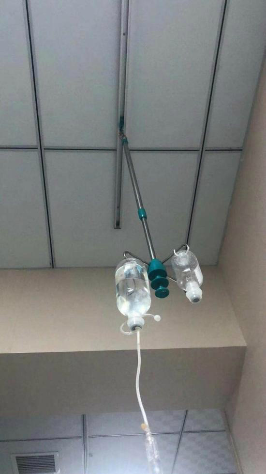 "还附上两张疑似在医院打点滴及手插上管的照片.