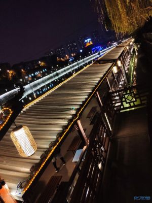 正好路过常州老京杭大运河,晚上的夜景还是挺