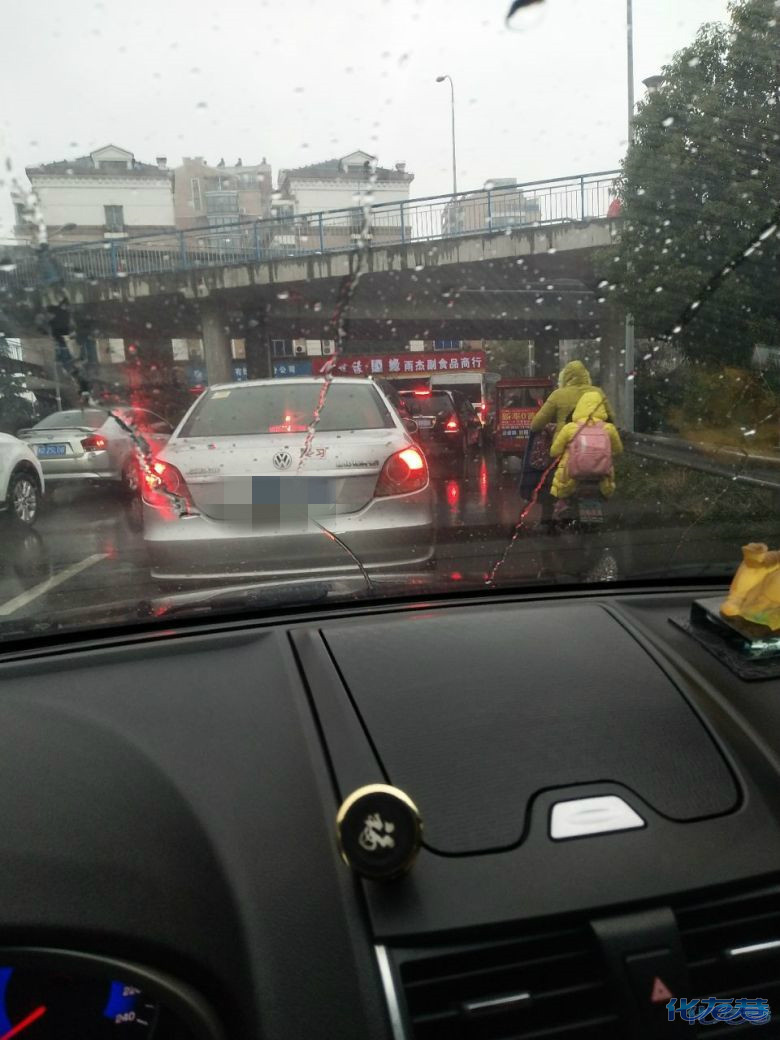 戚墅堰大桥天天堵车,下雨天至少堵半小时以上,这桥的