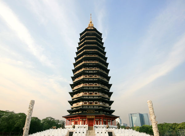 天宁宝塔2007年建成的,大雁塔652年建成的,大雁塔已历了7年没