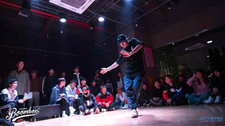 dj jammur 来自英国的 dj uncle su 来自加勒比海的 dj enovy poppin