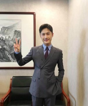 他曾和郑爽张瀚一起火爆一时,如今32岁了,却心