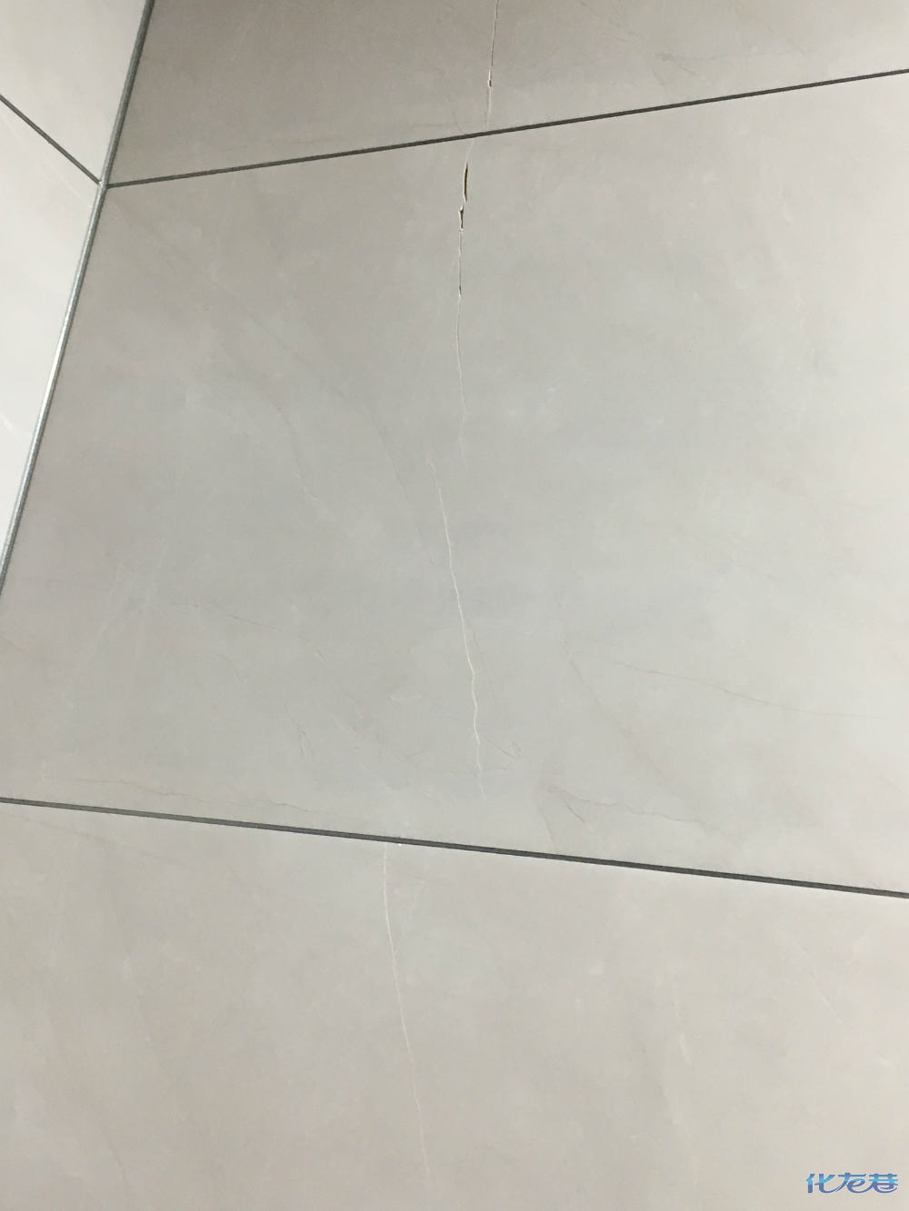 家里装修完工大半年,刚入住就发现瓷砖有裂缝有爆边