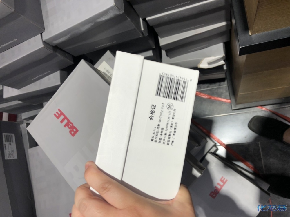 百丽鞋人造革为主,店员销售硬欺骗是牛皮,鞋盒上标的