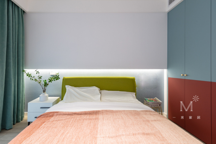 次卧  · bedroom 把生的气息 低饱和度的配色方式,免除"通白"带来的