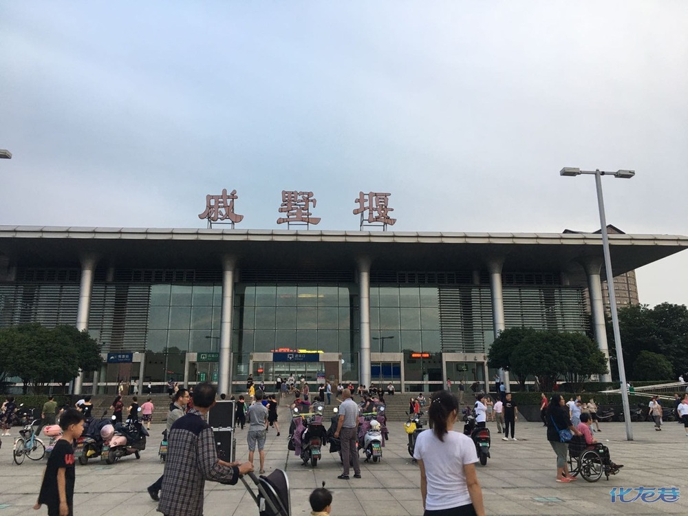 实拍经开区戚墅堰高铁站广场的地摊夜市!鳞次栉比的摊档,吃的穿的都有