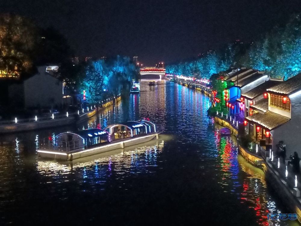 无锡南长街清名桥古运河夜景:波光浆影,灯光璀璨,流光