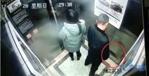男子在电梯内行为不雅?猥亵同行女子,警方:二人系男女
