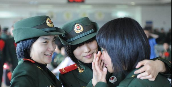 武警退伍<em>女兵</em>的微笑与眼泪,踏上<em>返乡</em>之路|龙城