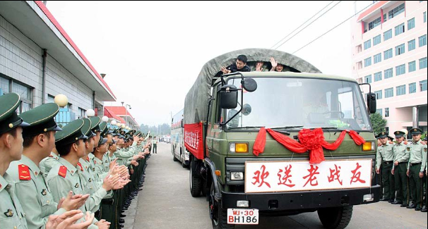 武警退伍<em>女兵</em>的微笑与眼泪,踏上<em>返乡</em>之路|龙城