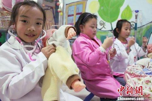 孩童职业装上班 感受社会责任|教育论坛