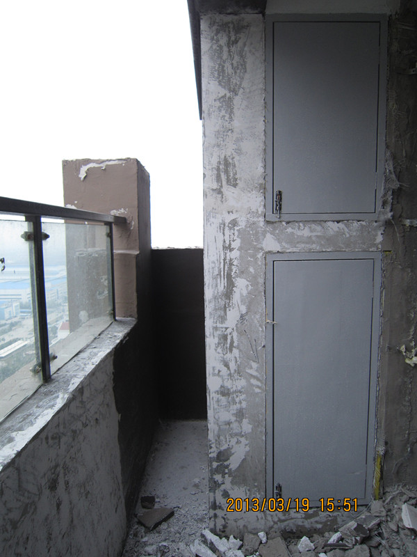 阳台右边,两扇小门里面是放空调室外机的地方
