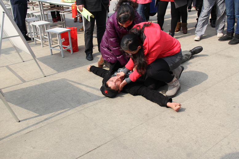 情况紧急 客运广场路人突然晕厥 志愿者伸出援